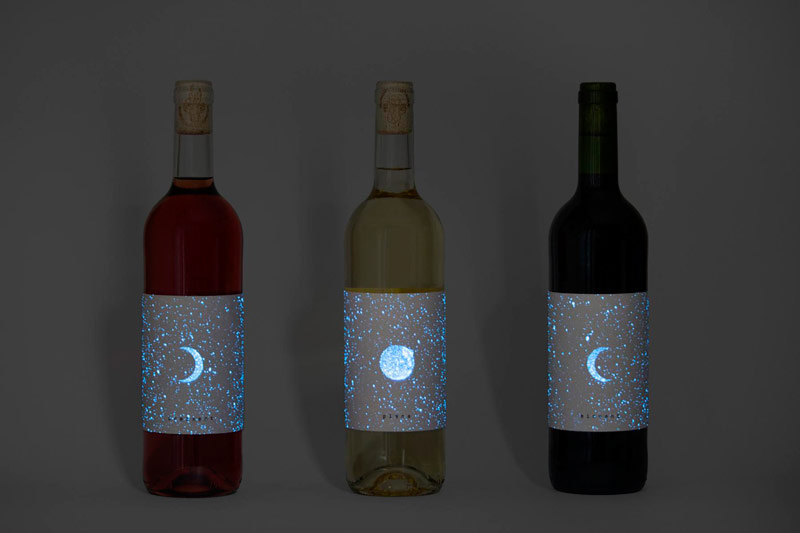 Etiqueta que brilla en la oscuridad de vinos seleno Álex Galiano